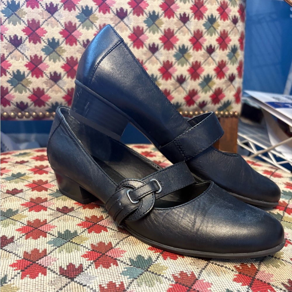 Classic Black Leather Mary Jane Pumps